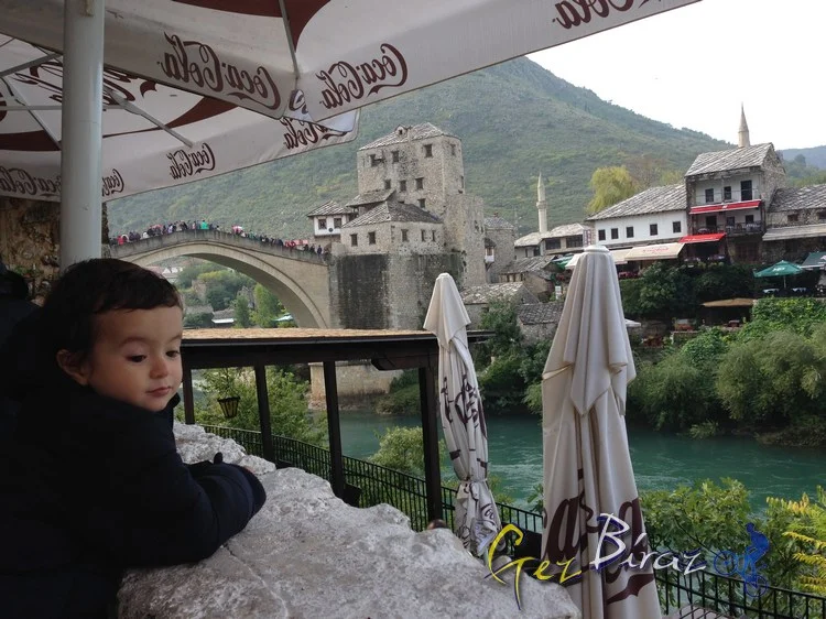 Küçük ziyaretçiler Mostar Köprüsünde