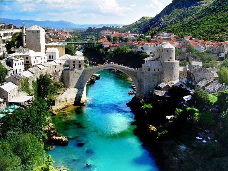 Drone ile çekilmiş Mostar Köprüsü resmi