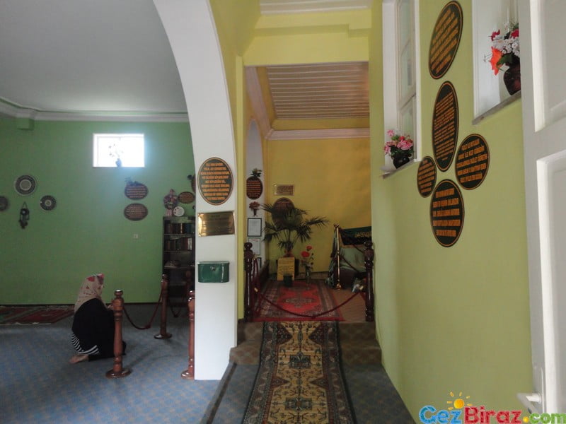 Türbe Girişi ve Dua ibadet alanı